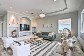 Walk to Beach Chic Crystal Beach Escape with Deck!